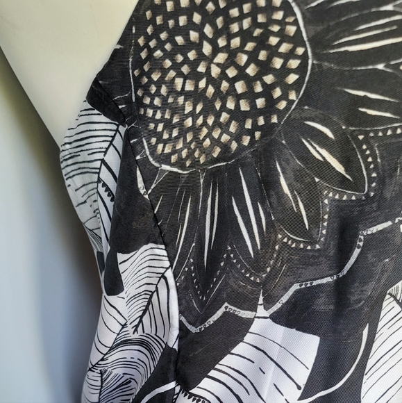 White House Black Market Women's Silk Chain Link Halter Top Size 4 - Picture 5 of 10